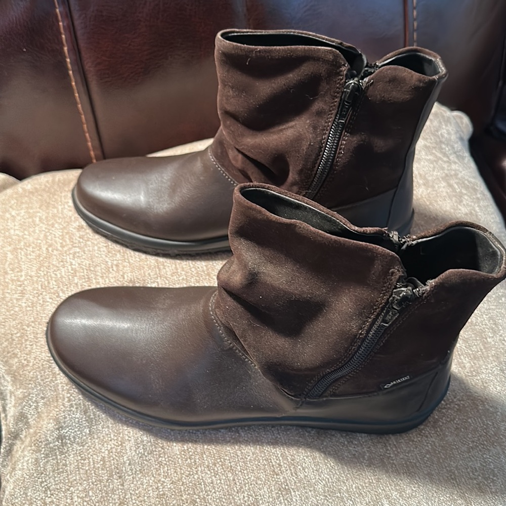 Women’s Gortex Boots Brown Size 8.5 Like New